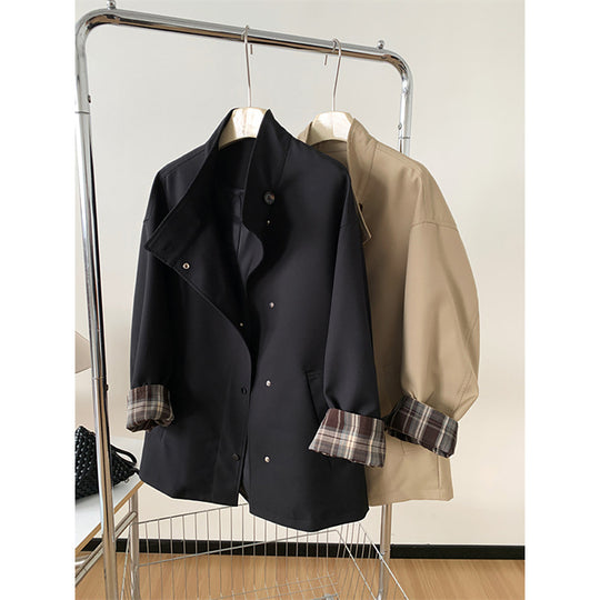 Damen Kurztrenchjacke im Oversize‑Boxy‑Schnitt mit Stehkragen und kariertem Ärmelaufschlag Shop Nory