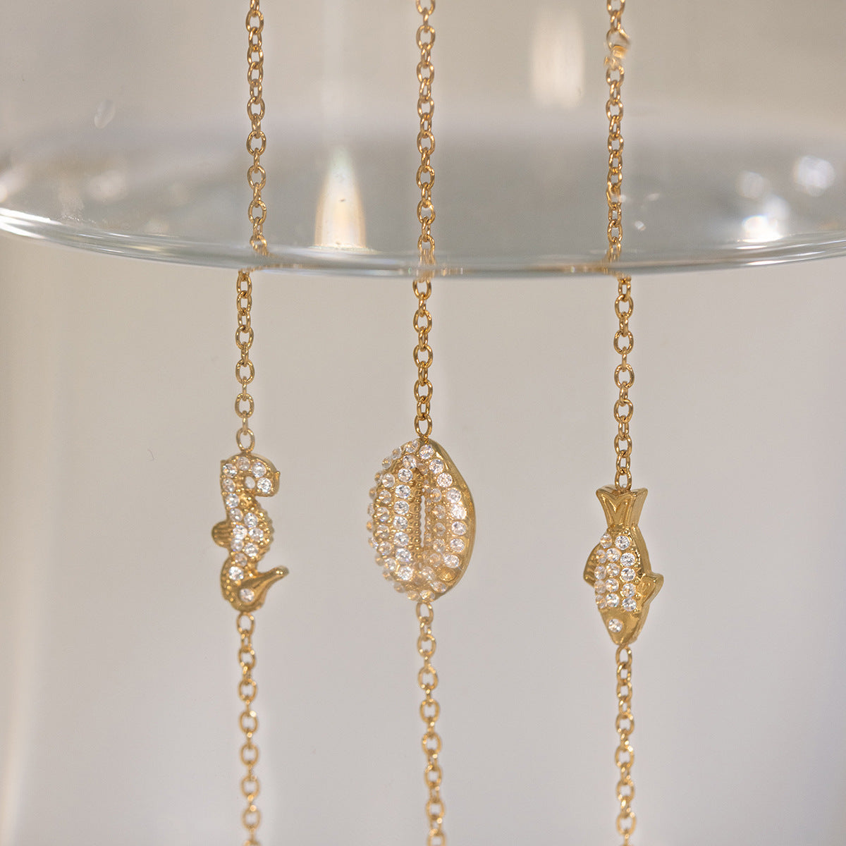 Damen Armreif mit muschelförmigem Design aus hypoallergenem Edelstahl Shop Nory