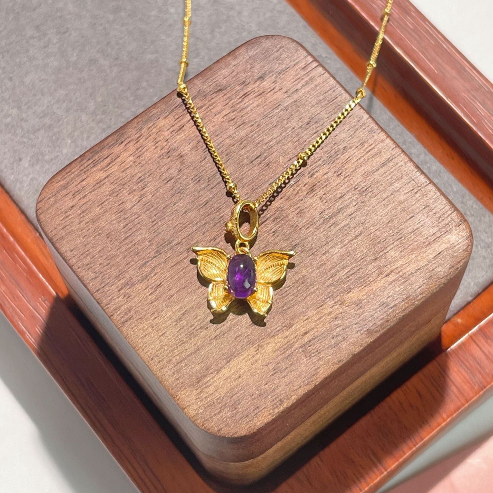 Damen Halskette mit filigranem Schmetterlingsanhänger und lila Halbedelstein Shop Nory