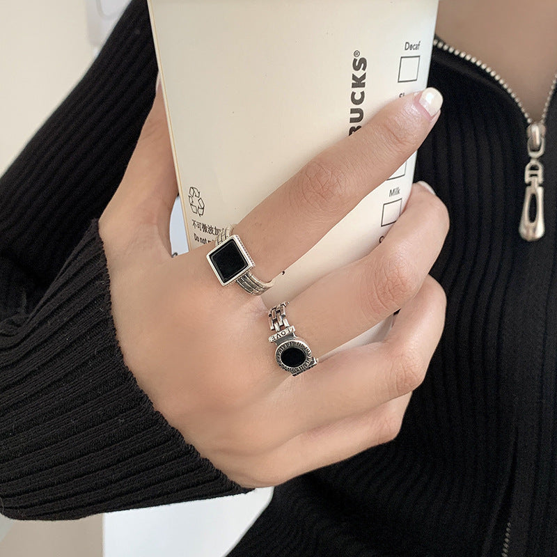 Damenring mit kunstvollem Design und rundem Onyx Shop Nory