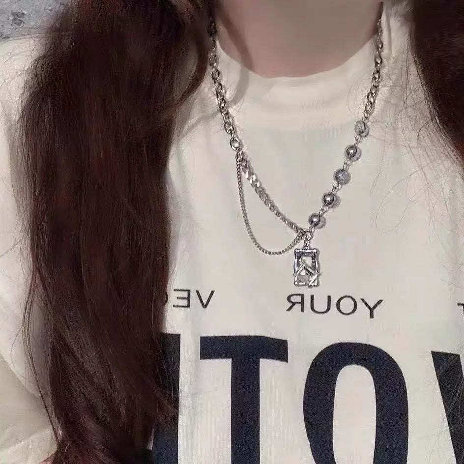 Damen Kette mit einzigartigem Anhänger und funkelnden Perlendetails Shop Nory