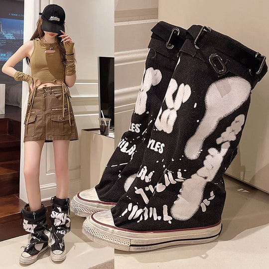 Damen Slouchy Canvas-High-Top Sneaker-Stiefel mit Gurt und Graffiti-Print Shop Nory