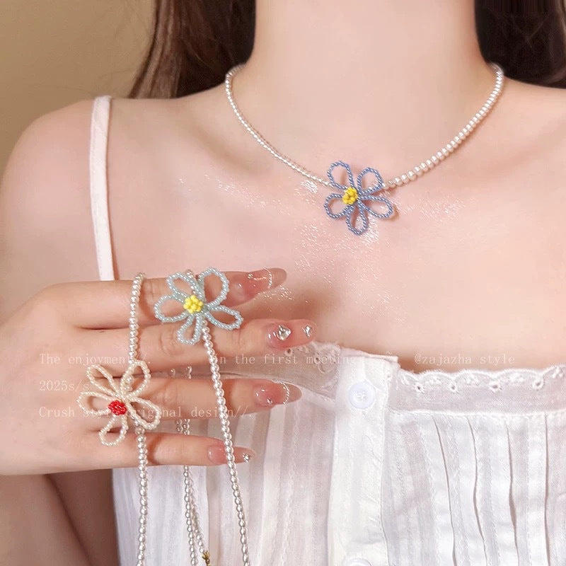 Damen Halskette mit verspieltem Blumendesign und edlen Perlenakzenten Shop Nory