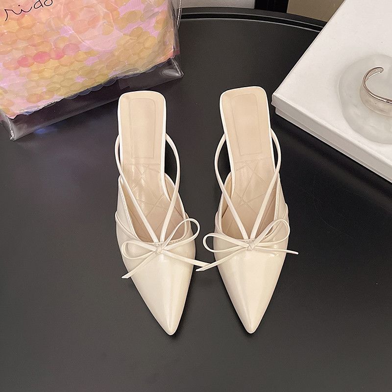 Damen Spitz zulaufende Mules mit feinen Slingback‑Riemchen und Zierschleife Shop Nory