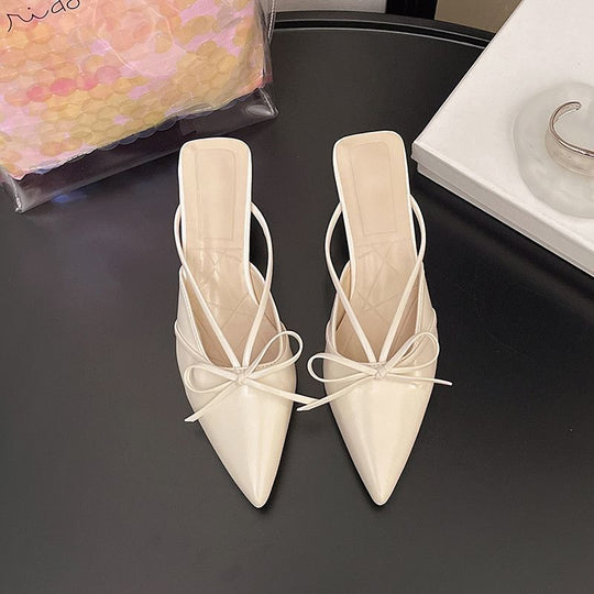 Damen Spitz zulaufende Mules mit feinen Slingback‑Riemchen und Zierschleife Shop Nory
