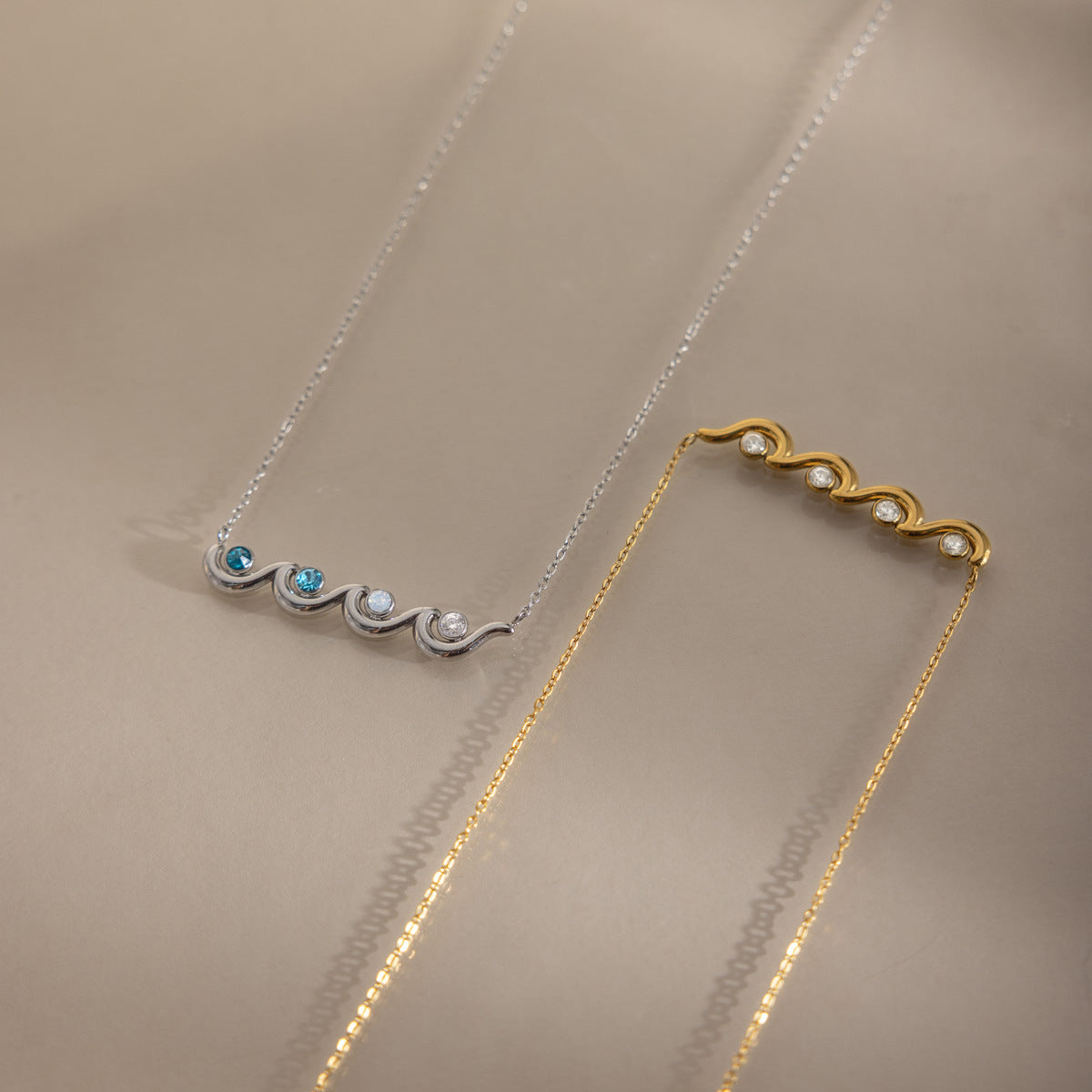 Damen Halskette mit wellenförmigem Design und funkelnden Zirkonia-Akzenten Shop Nory