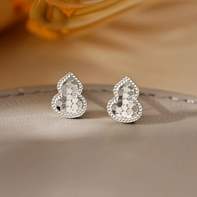 Damen Ohrstecker im eleganten Herzdesign mit funkelnden Akzenten Shop Nory