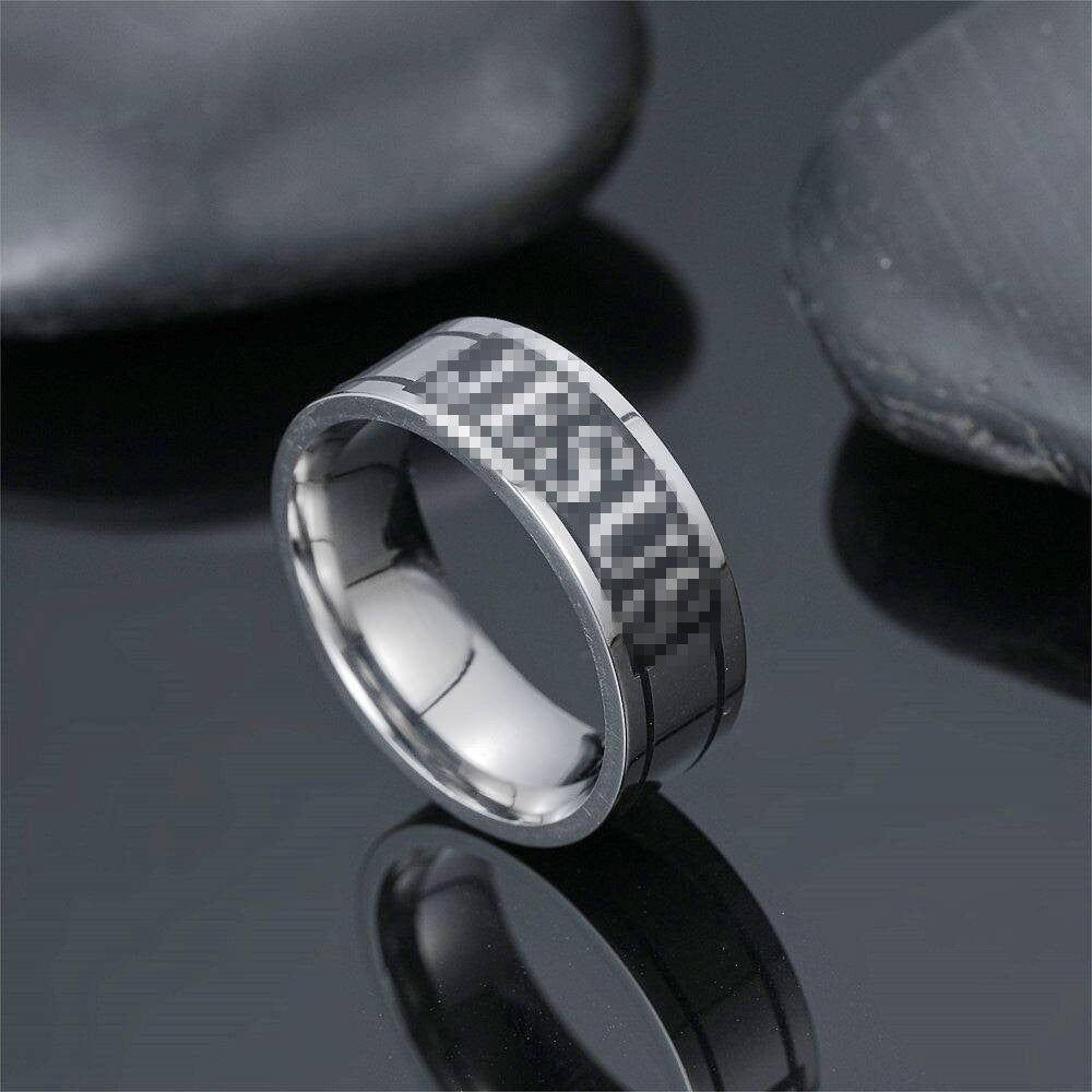 Herren Ring mit eingeprägtem "Jesus" Schriftzug und eleganten Linien Shop Nory
