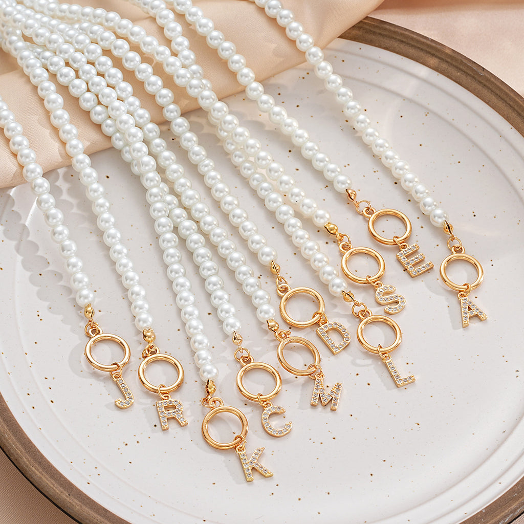 Damen Halskette mit auffälligem Perlen-Design und personalisiertem Anhänger Shop Nory