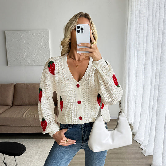 Damen Strickjacke mit Erdbeerintarsien, V-Ausschnitt und kurzem kastigen Schnitt Shop Nory