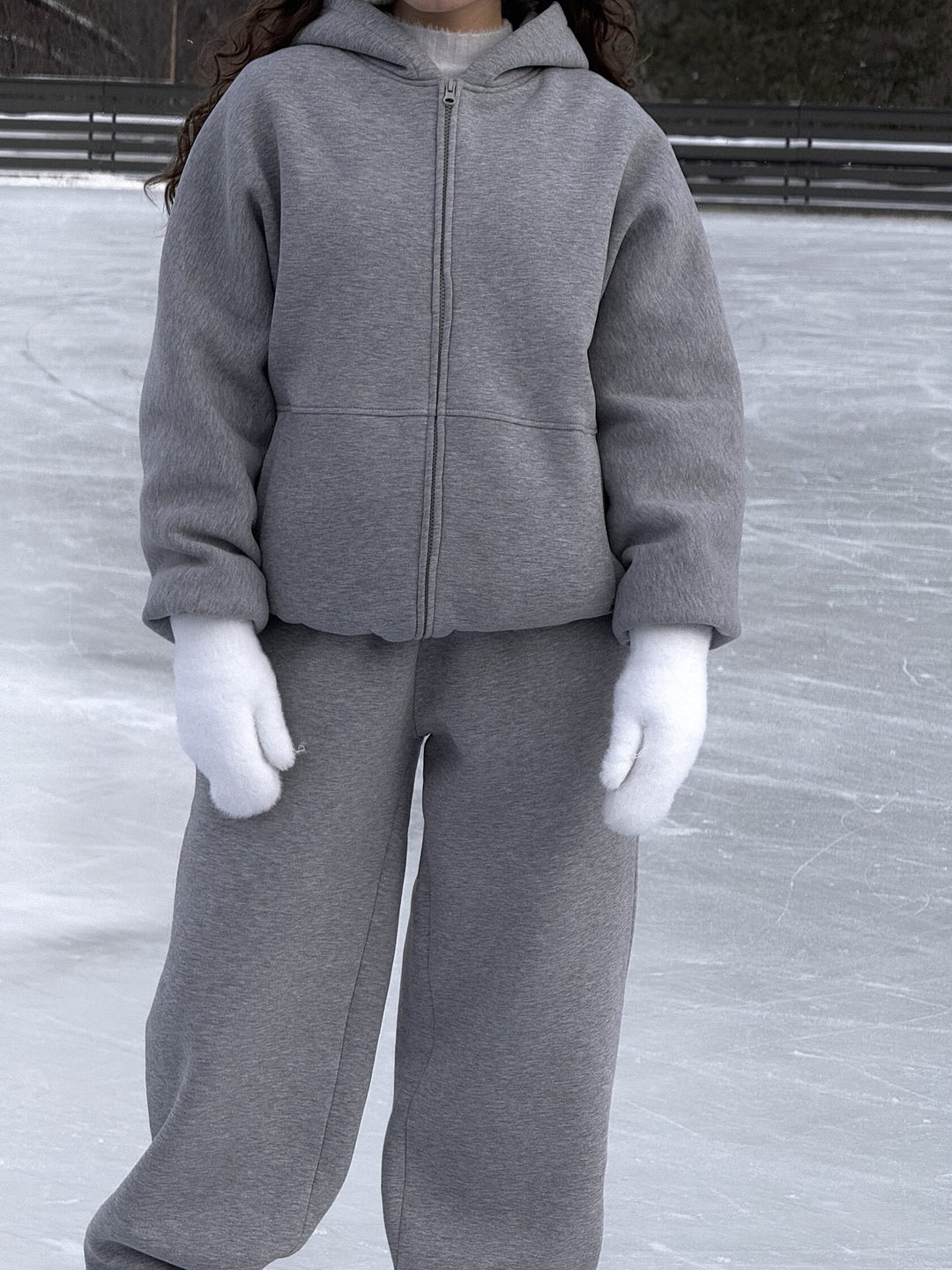 Damen Komfort-Kapuzen-Zipjacke mit verdecktem Reißverschluss, Kängurutasche und gerader Sweat-Hose Shop Nory