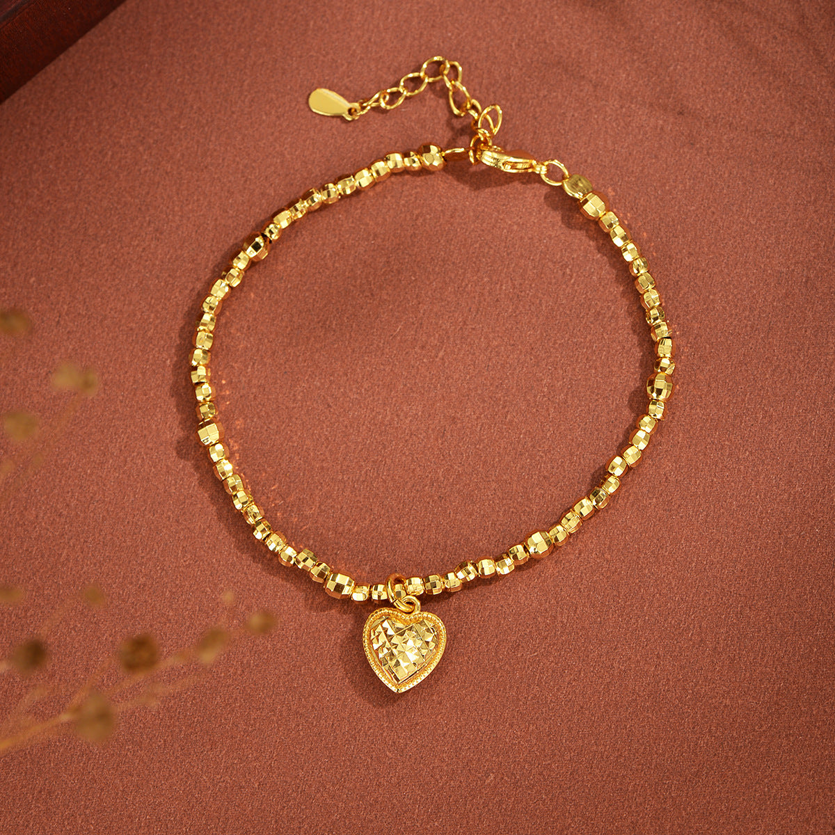 Damen Armband mit funkelndem Herz-Anhänger und hochwertigen Metallakzenten Shop Nory
