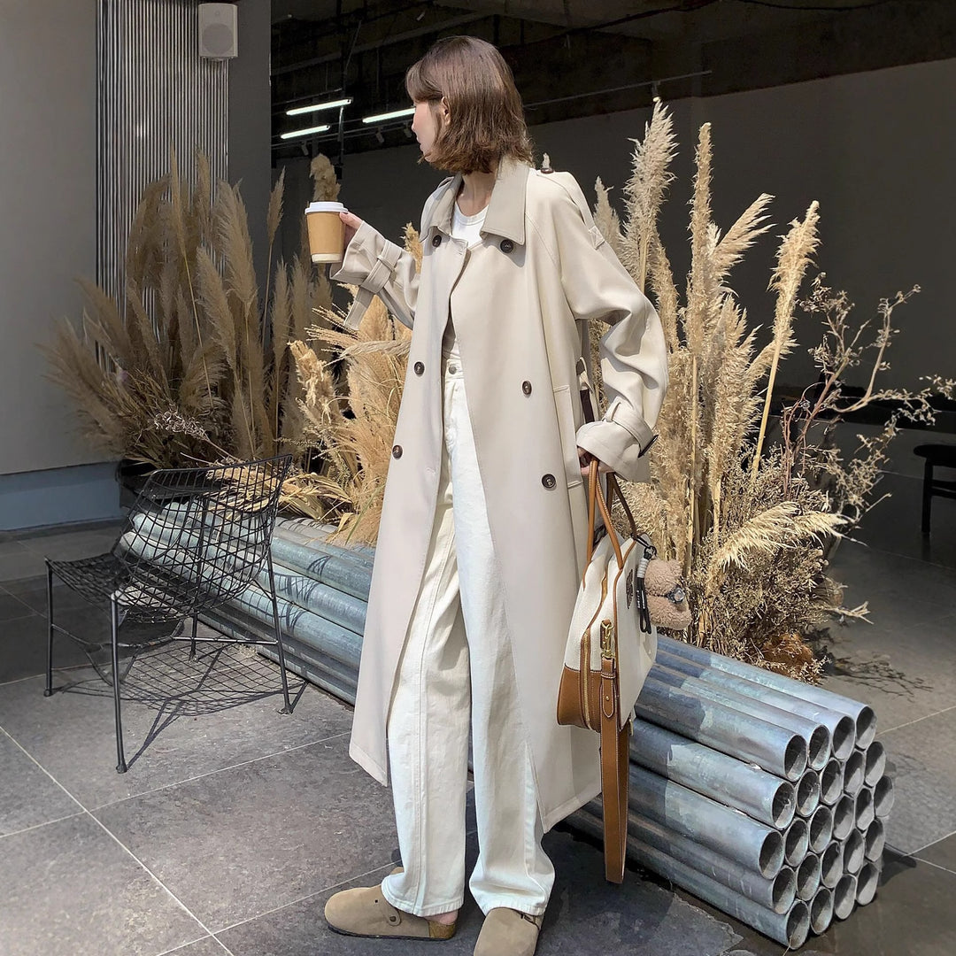 Damen Lang geschnittener minimalistischer Trenchcoat mit weichem Fall, überschnittenen Schultern und verstellbaren Ärmelriemen Shop Nory
