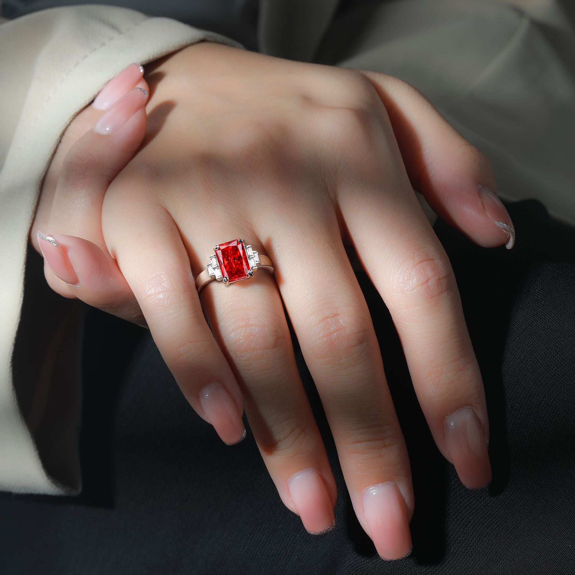 Damen Ring mit großem, rechteckigem Edelstein und funkelnden Akzenten Shop Nory