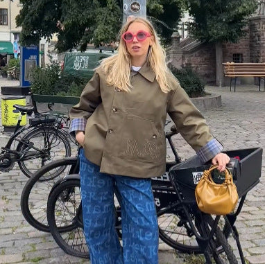 Damen Kurzjacke mit Karo-Kragen, Bindeschal und Monogramm-Tasche Shop Nory