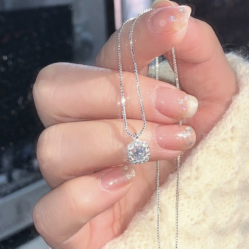 Damen Halskette mit funkelndem Zirkonia-Anhänger und elegantem Design Shop Nory