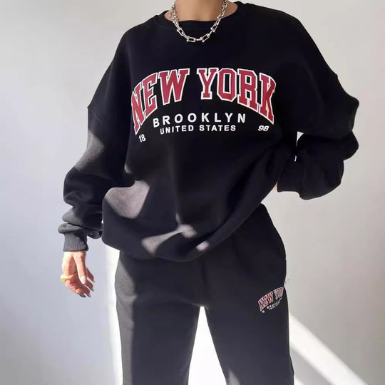 Damen Oversized Lounge-Set aus Baumwollfleece mit Collegestickerei und relaxed Jogginghose Shop Nory