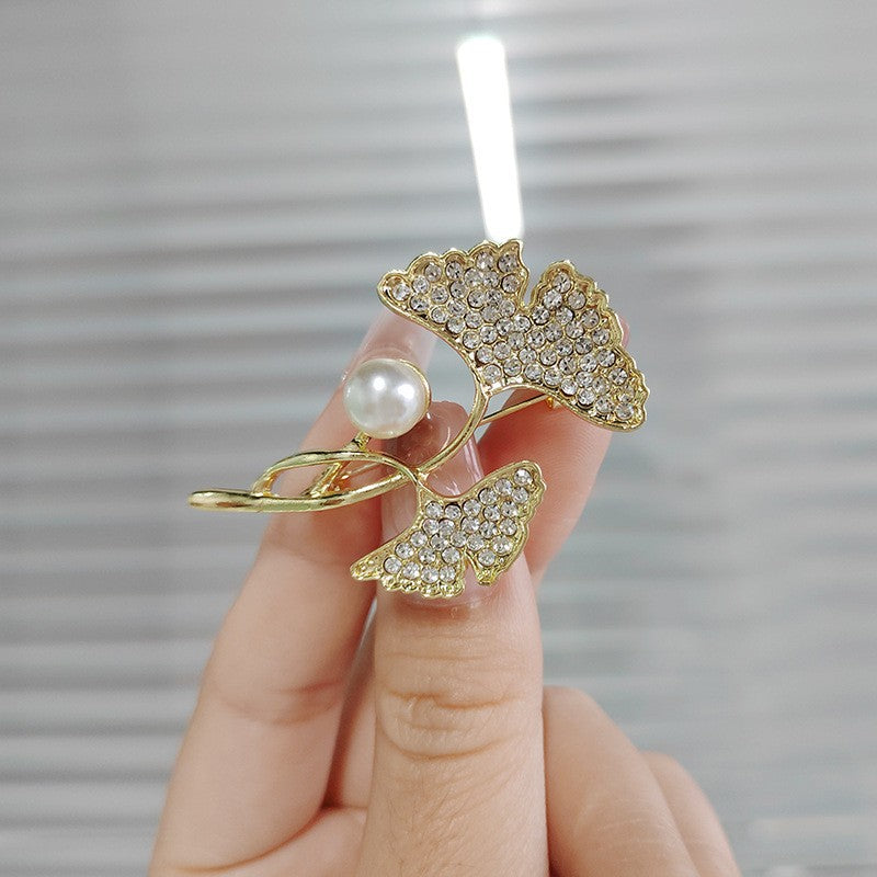 Filigrane Emaillierte Ahornblatt-Brosche mit Zirkonia