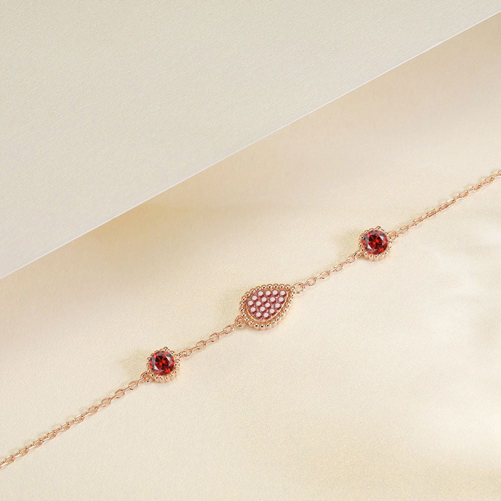 Damenarmband mit eleganten Tropfenmotiven und funkelnden Kristallelementen Shop Nory