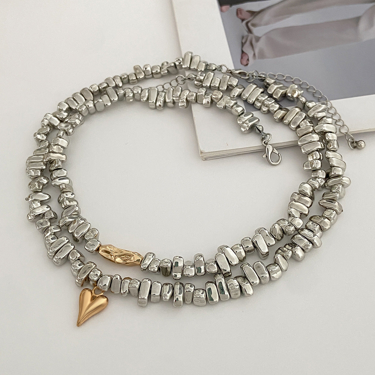 Damen elegante Kette mit asymmetrischem Perlen-Design und Metallakzenten Shop Nory