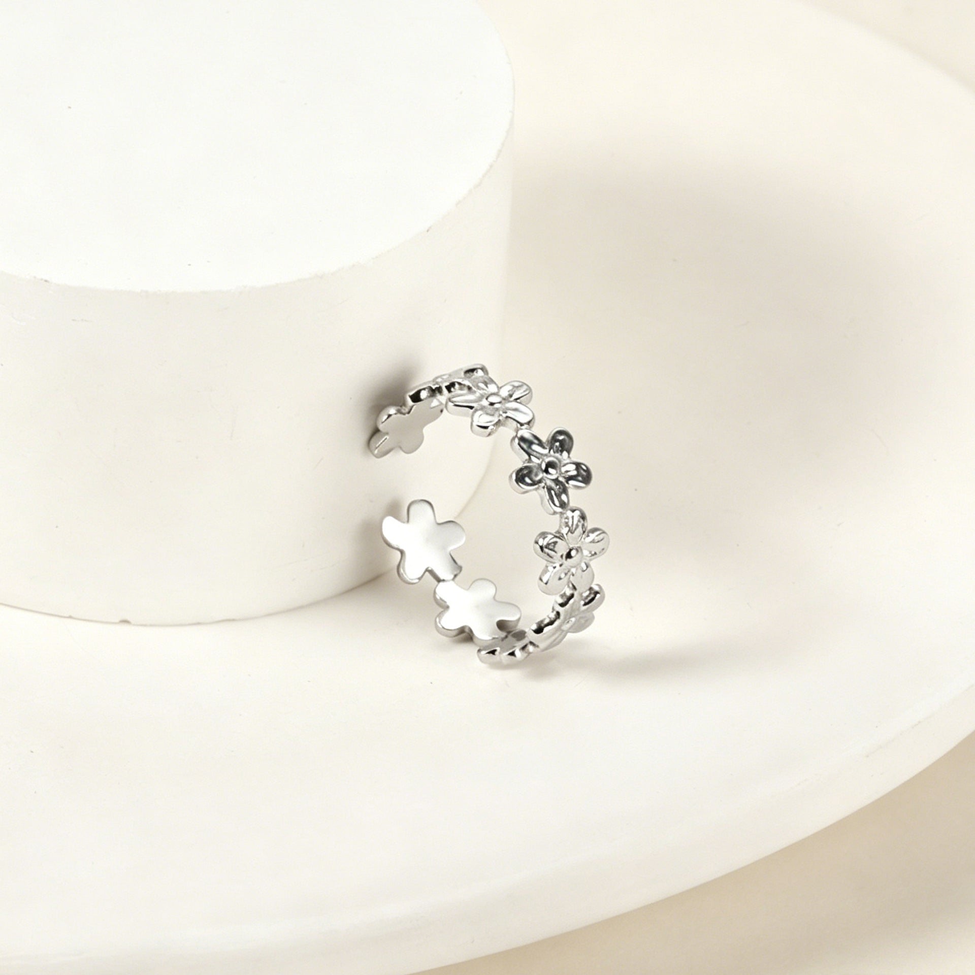 Damen verspielter Ring aus antibakteriellem Edelstahl mit Blumenmotiven Shop Nory