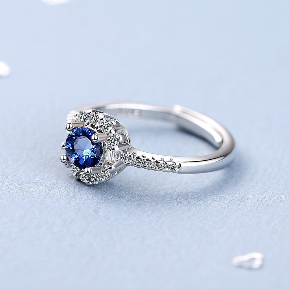 Damen Funkelnder Cocktailring mit blauen Zirkonia und detailreicher Fassung Shop Nory