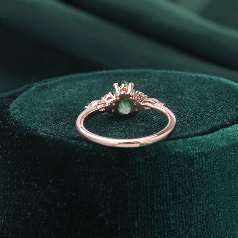 Damen filigraner Ring mit tropfenförmigem grünen Edelstein und funkelnden Zirkoniasteinen Shop Nory