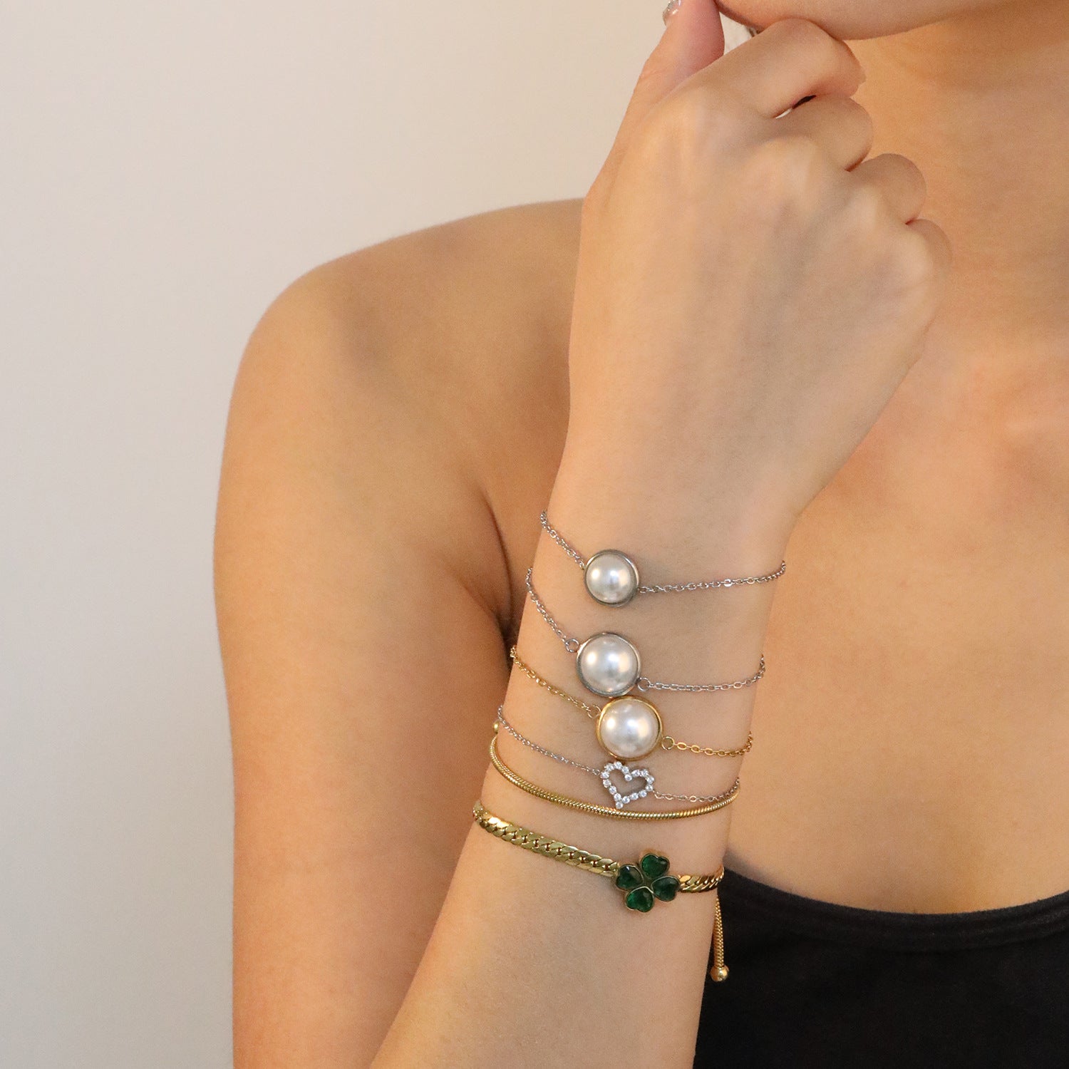 Damen Armband mit hochwertigem Perlenanhänger und eleganter Gliederstruktur Shop Nory