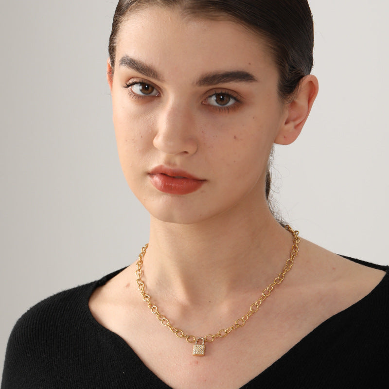 Damen Halskette mit luxuriösem Schloss-Anhänger aus goldplattiertem Edelstahl Shop Nory