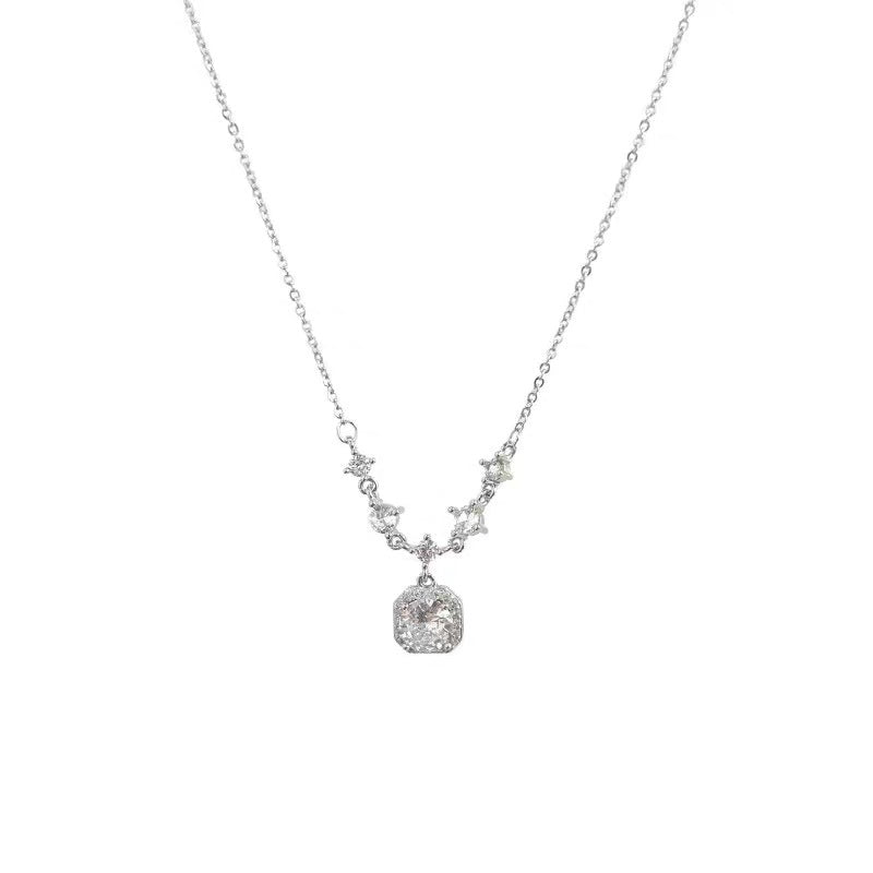 Damen Halskette mit luxuriösen Zirkonia-Details und funkelndem Anhänger Shop Nory