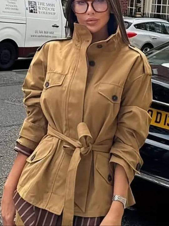 Damen Taillierte Utility-Jacke mit Bindegürtel, hohem Stehkragen und Pattentaschen Shop Nory