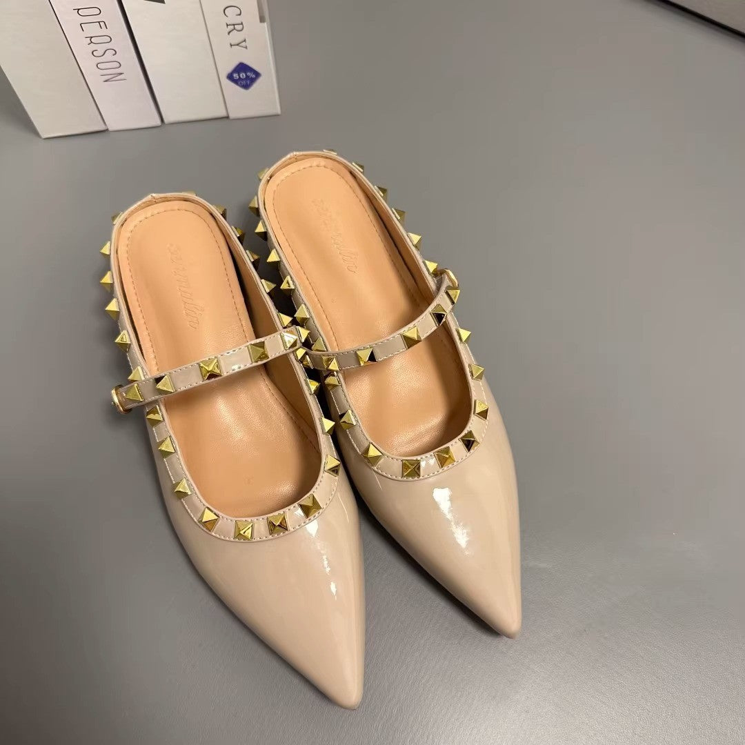 Damen Spitz zulaufende Lack‑Mary‑Jane Mules mit gepolstertem Komfortfußbett und goldenen Pyramidennieten Shop Nory