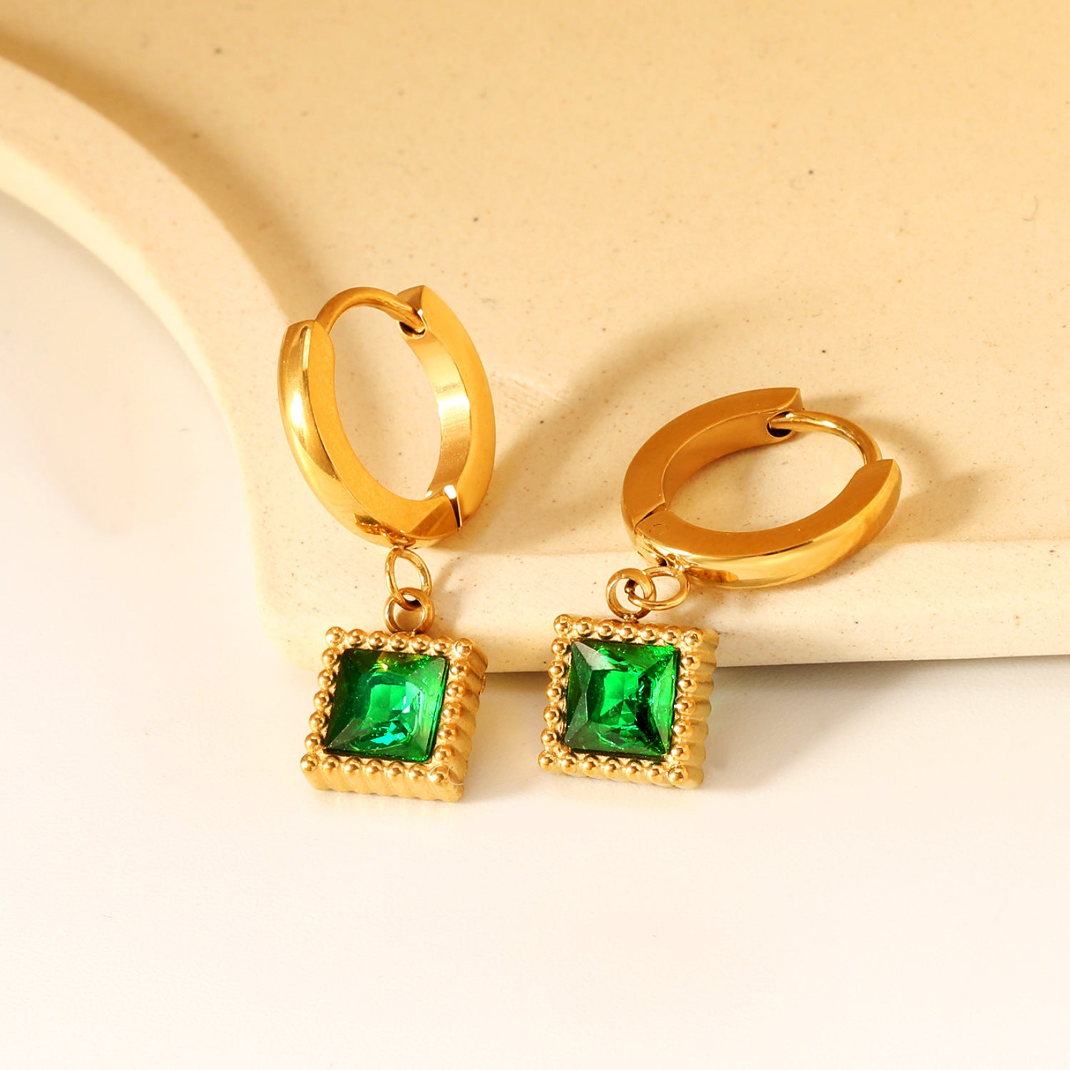 Damen Hängende Ohrstecker mit grünem Kristallanhänger aus goldplattiertem Edelstahl Shop Nory
