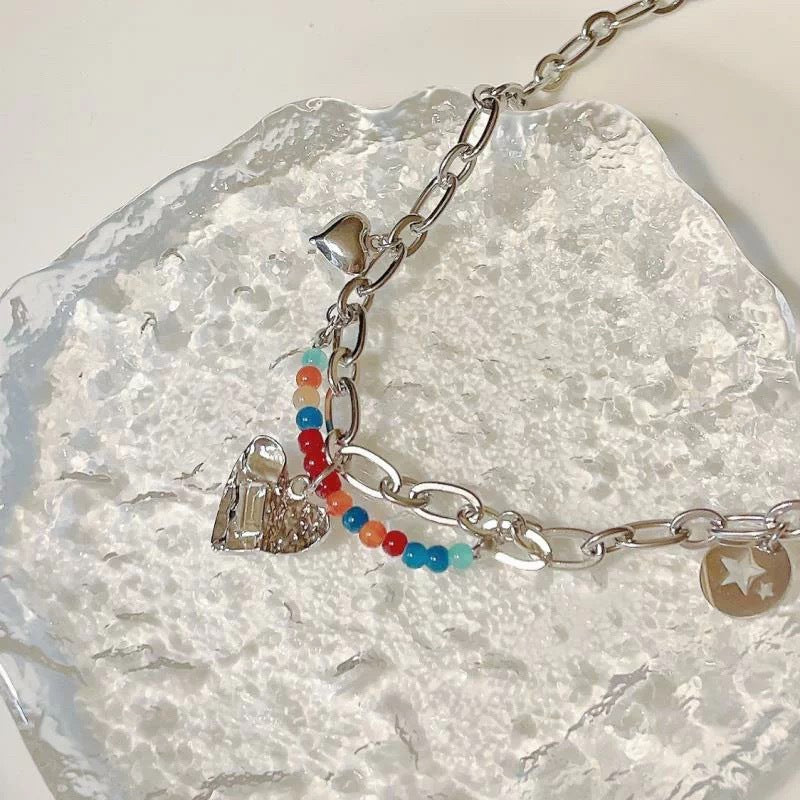 Damen Armband mit bunten Perlen und charmanten Herzanhängern Shop Nory