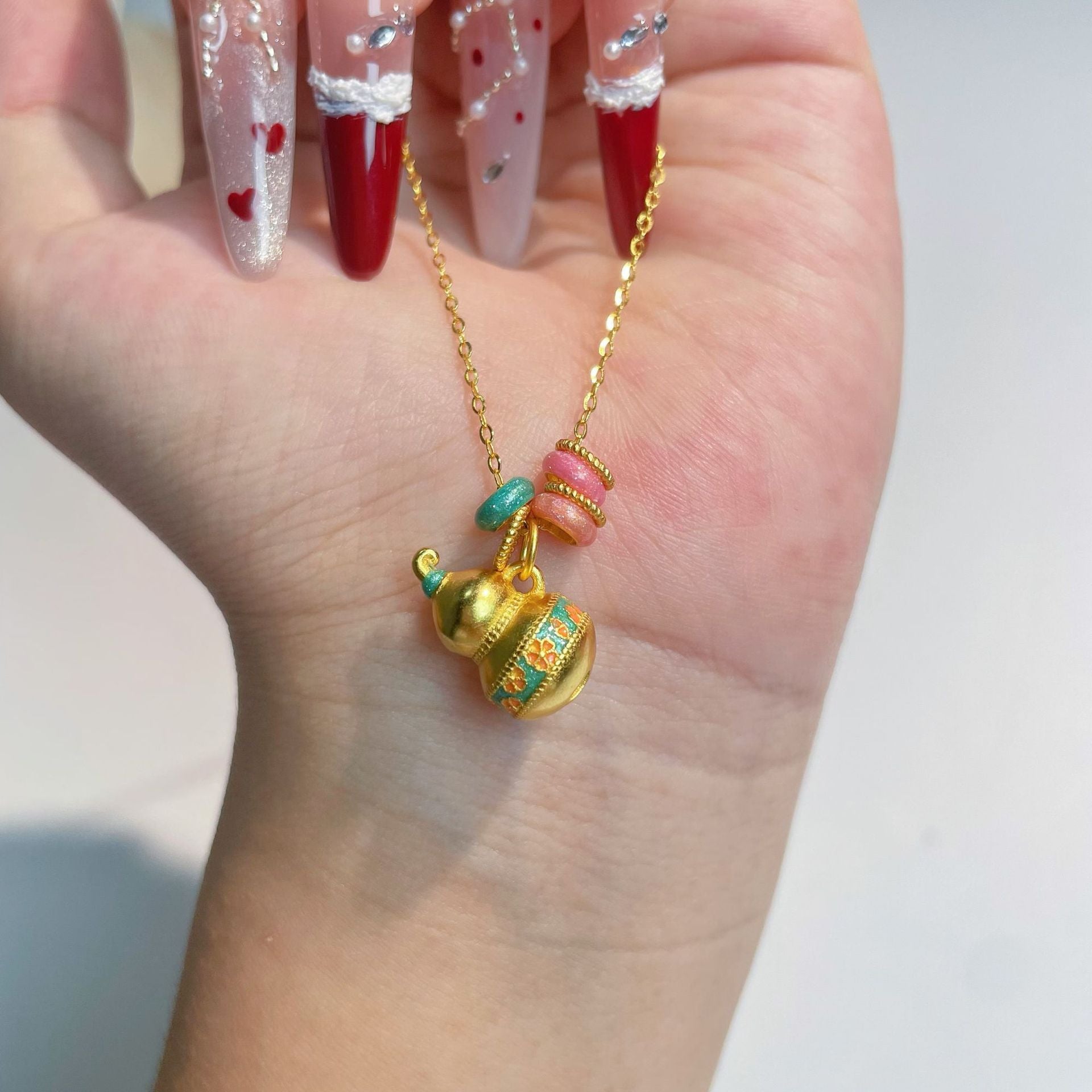 Damen auffällige Halskette mit kunstvollem Glöckchen-Anhänger und bunten Akzenten Shop Nory