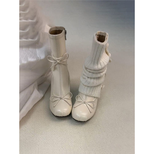 Damen Knöchelhohe Stiefeletten mit geformtem Blockabsatz, sichtbarer Ziernaht und Schleifen‑Detail Shop Nory
