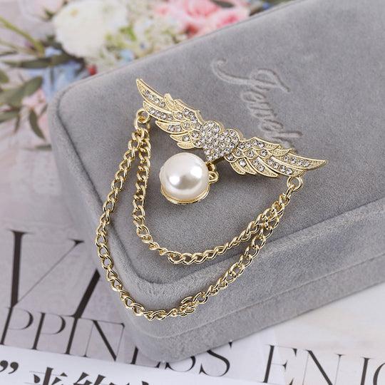 Perlenbrosche mit Flügelornament, Strassbesatz und Eleganten Doppelketten