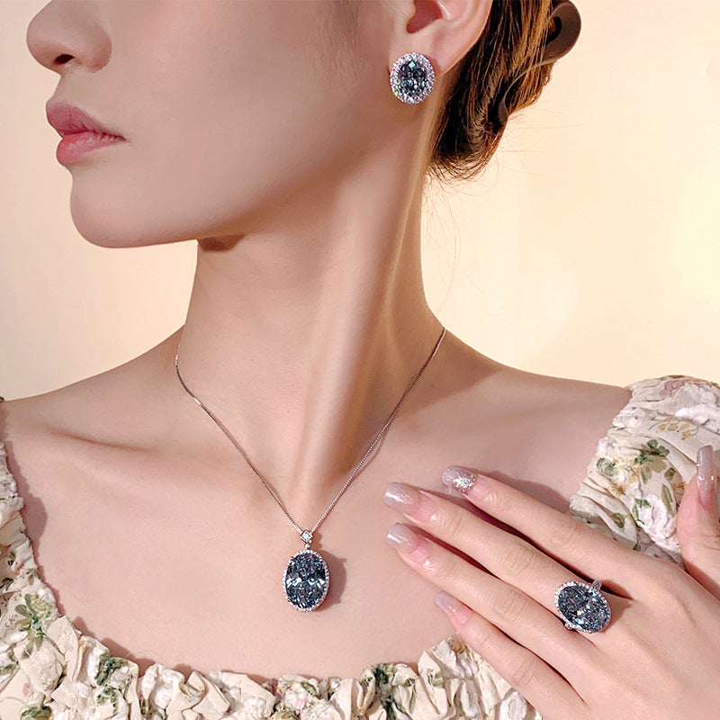 Oval Halo Anhänger Halskette mit großem facettiertem ovalem simulierten Diamanten und Mikropavé-Akzenten