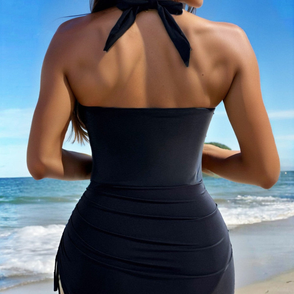 Damen Eleganter Badeanzug mit Wickeldesign und goldenen Akzenten