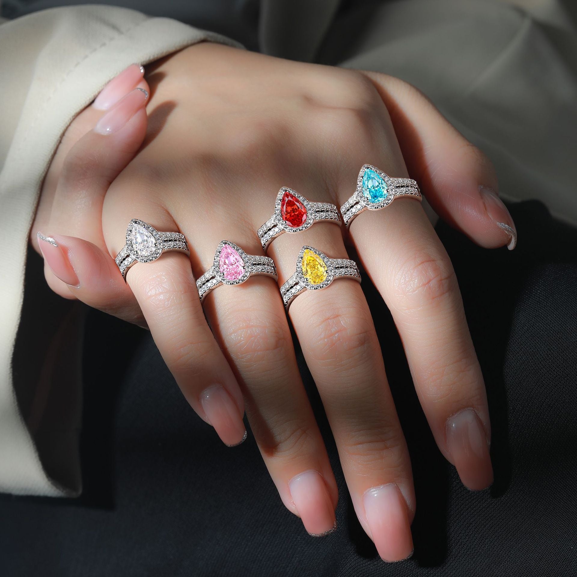 Damen eleganter Tropfenring mit funkelndem Edelstein und Zirkonia-Besatz Shop Nory