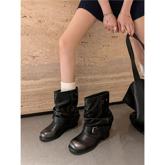 Damen Slouch‑Bikerstiefel mit gerafftem Schaft, Zierschnalle und flachem Profilabsatz Shop Nory
