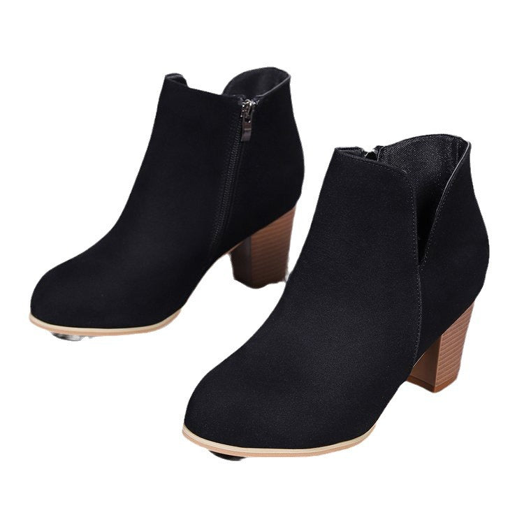Damen Kurzstiefeletten mit V‑Ausschnitt, seitlichem Reißverschluss und robustem Blockabsatz Shop Nory