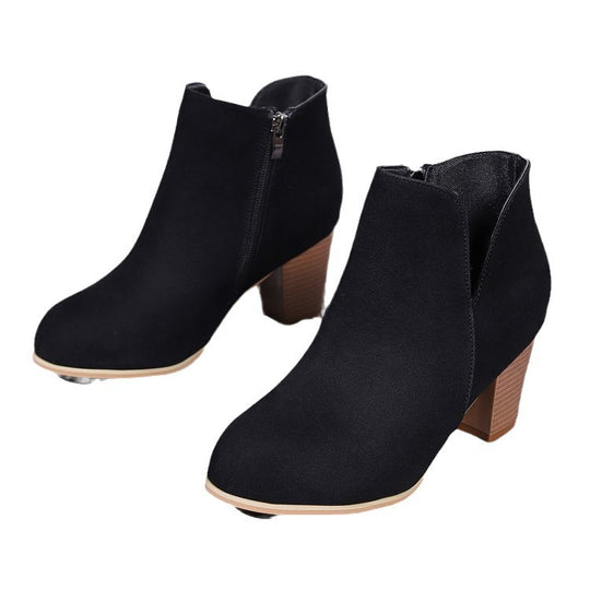 Damen Kurzstiefeletten mit V‑Ausschnitt, seitlichem Reißverschluss und robustem Blockabsatz Shop Nory