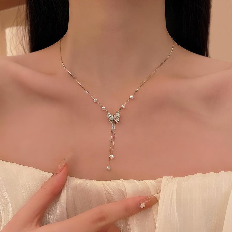 Damen Halskette mit funkelndem Schmetterlingsanhänger und eleganter Kettenstruktur Shop Nory