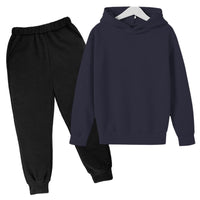 Dunkelblau + schwarze Hose
