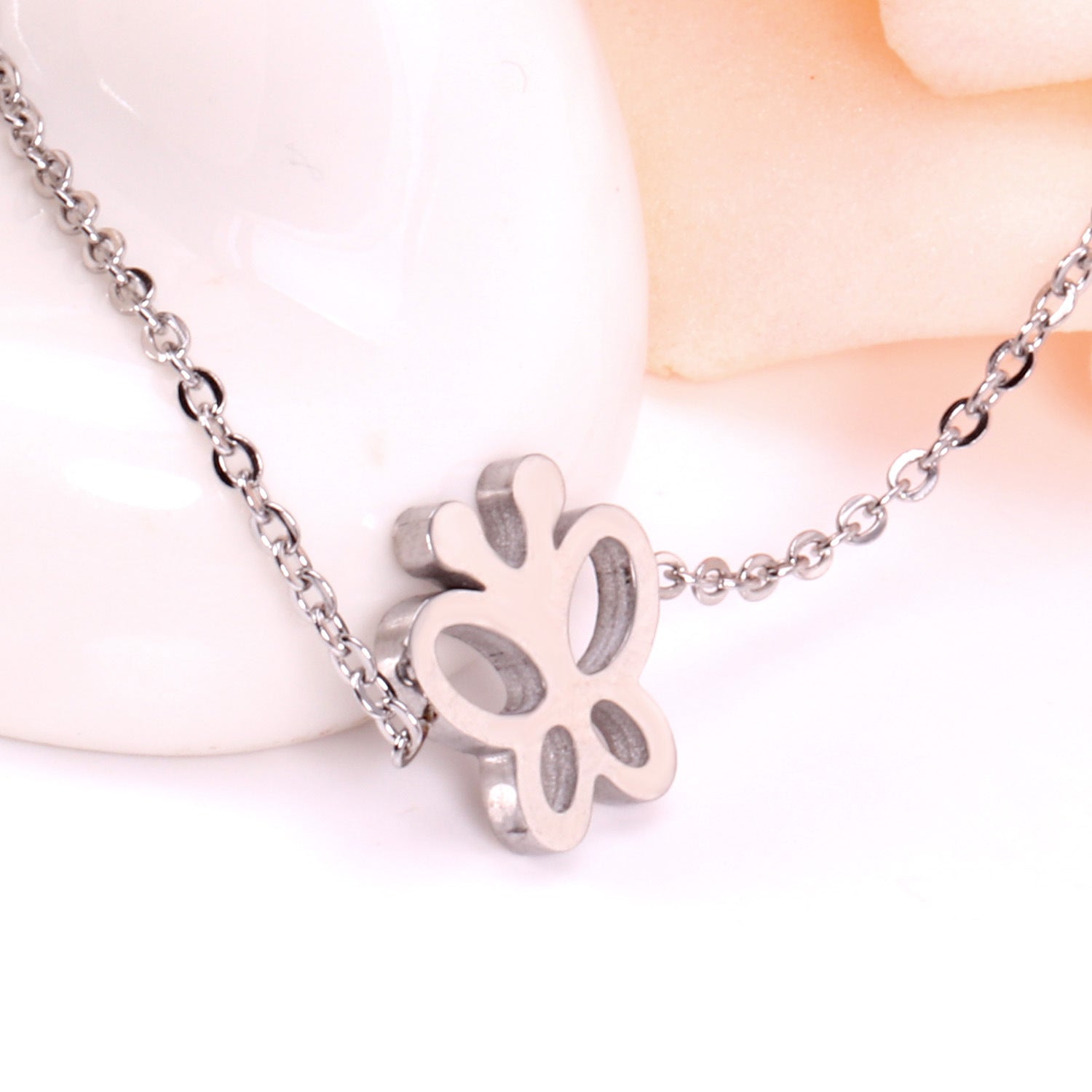 Damen Armband mit filigranem Schmetterlingsdesign aus antiallergischem Edelstahl Shop Nory