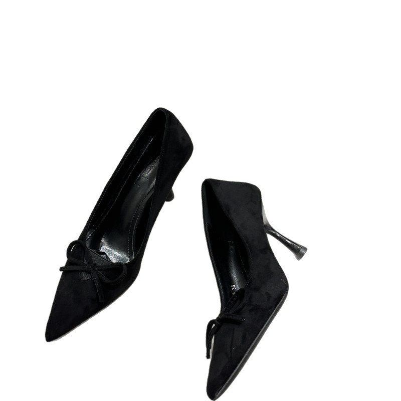 Damen Spitz zulaufende Wildleder‑Pumps mit skulpturiertem Kittenabsatz und Zierknoten Shop Nory