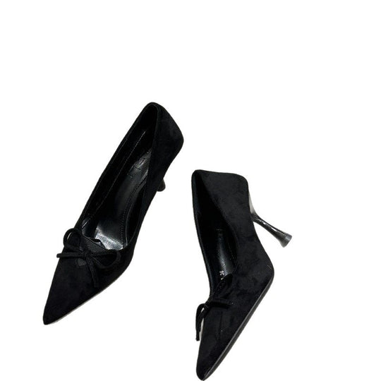 Damen Spitz zulaufende Wildleder‑Pumps mit skulpturiertem Kittenabsatz und Zierknoten Shop Nory