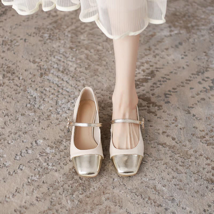 Damen elegante Ballerinas mit geschwungenem Riemen und glänzender Zehenkappe