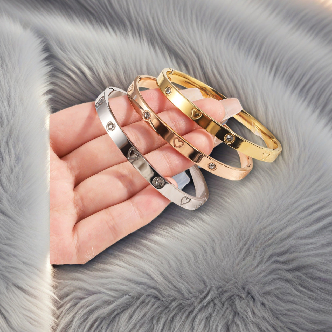 Damen Armreif mit Herzmotiv und Zirkonia-Steinen Shop Nory